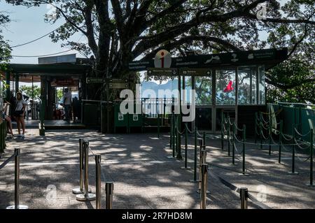 Un kiosque d'information touristique fermé situé au sommet de la montagne Corcovado, à proximité de la statue du Christ Rédempteur sous le ciel bleu clair ensoleillé de l'été. Banque D'Images