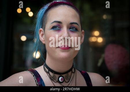 Asheville, Caroline du Nord, États-Unis. 10th juin 2023. Sawyer, qui n'utilise que leur prénom, s'identifie comme un ''millénaire non binaire, neurodivergent' avec un handicap, et utilise eux/leurs pronoms. Sawyer travaille comme gestionnaire à la boutique de cadeaux Madame Clutterbucket Neurodiverse Universe à Asheville, qui emploie principalement les personnes ayant des troubles du développement. (Credit image: © Robin Rayne/ZUMA Press Wire) USAGE ÉDITORIAL SEULEMENT! Non destiné À un usage commercial ! Banque D'Images