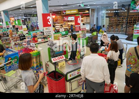 BANGKOK, THAÏLANDE - VERS AVRIL 2023 : comptoirs de caisse au Big C Supercenter Ratchadamri à Bangkok. Banque D'Images