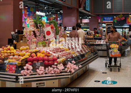 BANGKOK, THAÏLANDE - VERS AVRIL 2023 : pommes exposées au supermarché haut de gamme du Tops Food Hall dans le centre commercial CentralWorld de Bangkok. Banque D'Images