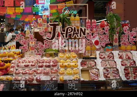 BANGKOK, THAÏLANDE - VERS AVRIL 2023 : pommes exposées au supermarché haut de gamme du Tops Food Hall dans le centre commercial CentralWorld de Bangkok. Banque D'Images