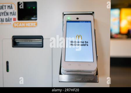 HO CHI MINH VILLE, VIETNAM - VERS MARS 2023 : gros plan du kiosque à commande automatique au restaurant de restauration rapide McDonald's à Ho Chi Minh ville Banque D'Images