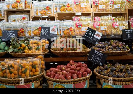 BANGKOK, THAÏLANDE - VERS AVRIL 2023 : divers fruits tropicaux exposés au supermarché haut de gamme du Tops Food Hall dans le centre commercial CentralWorld Banque D'Images