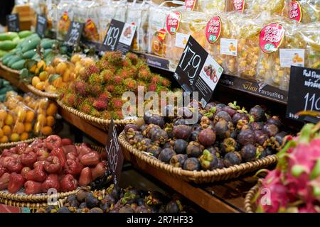 BANGKOK, THAÏLANDE - VERS AVRIL 2023 : divers fruits tropicaux exposés au supermarché haut de gamme du Tops Food Hall dans le centre commercial CentralWorld Banque D'Images