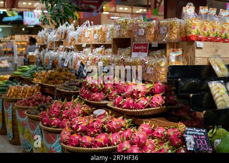 BANGKOK, THAÏLANDE - VERS AVRIL 2023 : divers fruits tropicaux exposés au supermarché haut de gamme du Tops Food Hall dans le centre commercial CentralWorld Banque D'Images