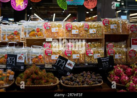 BANGKOK, THAÏLANDE - VERS AVRIL 2023 : divers fruits tropicaux exposés au supermarché haut de gamme du Tops Food Hall dans le centre commercial CentralWorld Banque D'Images