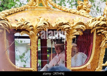 Leurs Majestés, le roi Charles III et la reine Camilla le jour du couronnement, dans l'autocar d'État de l'Or lors du retour au Palais de Buckingham. Banque D'Images