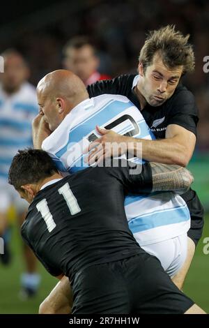 Conrad Smith et Sonny Bill Williams en Nouvelle-Zélande s’attaquent au capitaine argentin Felipe Contepomi lors du quart de finale 4 de la coupe du monde de rugby 2011, Eden Park, Auckland, Nouvelle-Zélande, dimanche, 09 octobre 2011. Banque D'Images