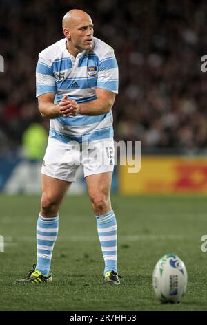 Le capitaine argentin Felipe Contepomi prend un coup de pied contre la Nouvelle-Zélande lors du quart de finale 4 du match de la coupe du monde de Rugby 2011, Eden Park, Auckland, Nouvelle-Zélande, dimanche, 09 octobre 2011. Banque D'Images