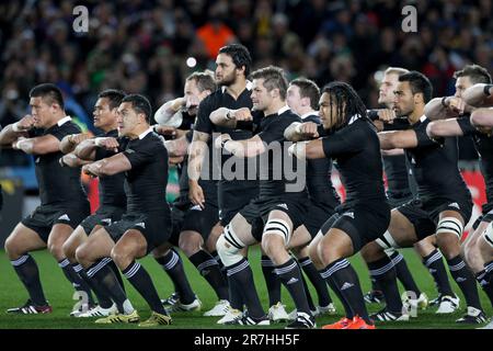 Piri Weepu mène alors que la Nouvelle-Zélande exécute un haka avant de jouer à l'Argentine dans le quart-finale 4 du match de la coupe du monde de Rugby 2011, Eden Park, Auckland, Nouvelle-Zélande, dimanche, 09 octobre 2011. Banque D'Images