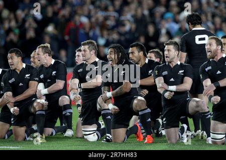 La Nouvelle-Zélande joue un haka avant de jouer à l'Argentine dans le quart de finale 4 de la coupe du monde de rugby 2011, Eden Park, Auckland, Nouvelle-Zélande, dimanche, 09 octobre 2011. Banque D'Images