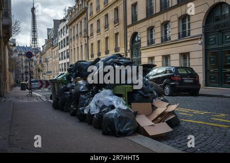 Pile de sacs poubelle dans la rue de Paris, France. 25 mars 2023. Banque D'Images