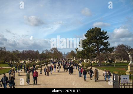 Jardin des Tuileries (jardin des Tuileries) plein de gens lors d'un jour de printemps à Paris, France. 25 mars 2023. Banque D'Images