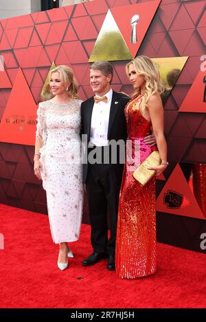 Kansas City, États-Unis. 15th juin 2023. Clark Hunt, propriétaire des chefs de Kansas City, son épouse Ava Hunt et sa fille Gracie Hunt se promeunaient sur le tapis rouge lors de la cérémonie de l'anneau des chefs de Kansas City qui s'est tenue à Union Station à Kansas City, Mo, sur 15 juin 2023. Les Chiefs ont remporté le Super Bowl LVII en battant les Philadelphia Eagles 38-35. (Photo de Gary Rohman/Sipa USA) Credit: SIPA USA/Alay Live News Banque D'Images