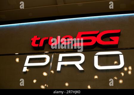 BANGKOK, THAÏLANDE - VERS AVRIL 2023 : panneau True 5G visible au centre commercial Siam Discovery. Banque D'Images