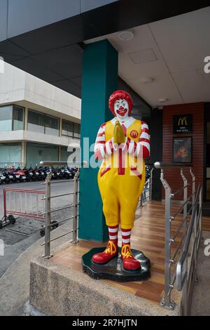 PATTAYA, THAÏLANDE - VERS AVRIL 2023 : la statue Ronald McDonald grandeur nature accueille les clients avec l'accueil thaï traditionnel au restaurant McDonald's. Banque D'Images
