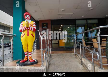 PATTAYA, THAÏLANDE - VERS AVRIL 2023 : la statue Ronald McDonald grandeur nature accueille les clients avec l'accueil thaï traditionnel au restaurant McDonald's. Banque D'Images