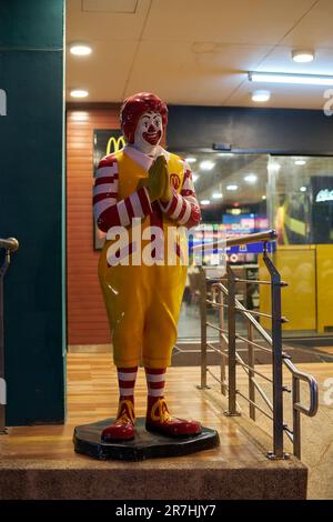 PATTAYA, THAÏLANDE - VERS AVRIL 2023 : la statue Ronald McDonald grandeur nature accueille les clients avec l'accueil thaï traditionnel au restaurant McDonald's. Banque D'Images