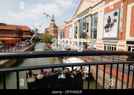 Locks amoureux sur le pont piétonnier qui traverse la rivière Witham dans le quartier Waterside de Lincoln. Banque D'Images