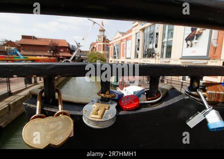 Locks amoureux sur le pont piétonnier qui traverse la rivière Witham dans le quartier Waterside de Lincoln. Banque D'Images