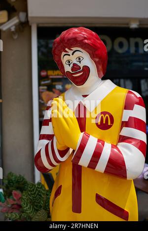PATTAYA, THAÏLANDE - VERS AVRIL 2023 : gros plan de la statue Ronald McDonald grandeur nature saluant les clients avec l'accueil traditionnel thaïlandais à McDo Banque D'Images