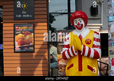 PATTAYA, THAÏLANDE - VERS AVRIL 2023 : la statue Ronald McDonald grandeur nature accueille les clients avec l'accueil thaï traditionnel au restaurant McDonald's. Banque D'Images