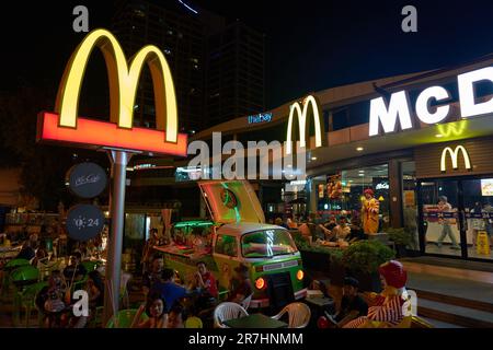 PATTAYA, THAÏLANDE - VERS AVRIL 2023 : restauration rapide McDonald's à Pattaya. Banque D'Images