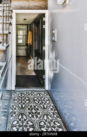 l'intérieur d'une maison qui est en cours de rénovation et a été peint en blanc avec des motifs noirs sur le plancher Banque D'Images