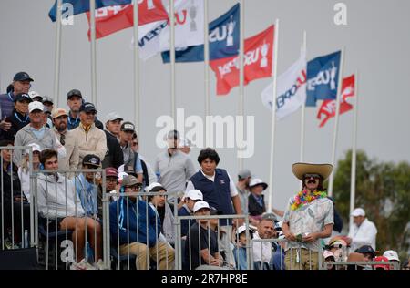 Los Angeles, États-Unis. 15th juin 2023. Les spectateurs regardent l'action pendant le premier tour des 2023 États-Unis Open Golf Championship au Los Angeles Country Club de Los Angeles, Californie, jeudi, 15 juin 2023. Photo de Mike Goulding/UPI crédit: UPI/Alay Live News Banque D'Images