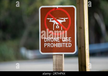 Panneau d'avertissement concernant l'interdiction d'utilisation de drones dans le parc national. Avertissement concernant l'utilisation d'UAV et de quadcopters Banque D'Images