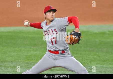 Arlington, Texas, États-Unis. 15th juin 2023. Le pichet des Anges de Los Angeles Shohei Ohtani livre un terrain lors du sixième repas d'un match MLB contre les Texas Rangers au Globe Life Field à Arlington, au Texas. Austin McAfee/CSM/Alamy Live News Banque D'Images