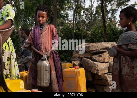 Mekele, Éthiopie. 15th mai 2023. Une fille porte un jerrican d'eau potable à la périphérie de Mekele, la capitale de Tigray. Le Tigray, la guerre la plus sanglante du 21st siècle, a fait au moins 600 000 morts en deux ans et les civils continuent maintenant de mourir de faim. (Photo de Ximena Borrazas/SOPA Images/Sipa USA) crédit: SIPA USA/Alay Live News Banque D'Images