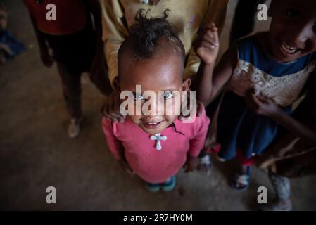 Abiy addi, Éthiopie. 18th mai 2023. Abiy addi, une réfugiée de la ville de Tigray, regarde la caméra dans un centre de PDI où elle vit avec 5 000 autres personnes. Le Tigray, la guerre la plus sanglante du 21st siècle, a fait au moins 600 000 morts en deux ans et les civils continuent maintenant de mourir de faim. (Photo de Ximena Borrazas/SOPA Images/Sipa USA) crédit: SIPA USA/Alay Live News Banque D'Images