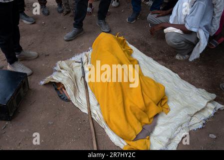 Abiy addi, Éthiopie. 18th mai 2023. Une femme de 65 ans sur son lit de mort de la famine dans le camp de réfugiés 'TVET' dans la ville d'Abiy addi à Tigray. Le Tigray, la guerre la plus sanglante du 21st siècle, a fait au moins 600 000 morts en deux ans et les civils continuent maintenant de mourir de faim. (Photo de Ximena Borrazas/SOPA Images/Sipa USA) crédit: SIPA USA/Alay Live News Banque D'Images