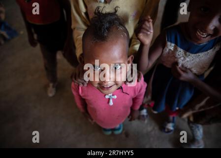 Abiy addi, Éthiopie. 18th mai 2023. Abiy addi, une réfugiée de la ville de Tigray, regarde la caméra dans un centre de PDI où elle vit avec 5 000 autres personnes. Le Tigray, la guerre la plus sanglante du 21st siècle, a fait au moins 600 000 morts en deux ans et les civils continuent maintenant de mourir de faim. (Credit image: © Ximena Borrazas/SOPA Images via ZUMA Press Wire) USAGE ÉDITORIAL SEULEMENT! Non destiné À un usage commercial ! Banque D'Images