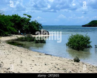 Photo d'une plage de sable blanc intacte à Santa Fe située sur l'île de Bantayan, Cebu dans la mer de Visayan, Philippines. Banque D'Images