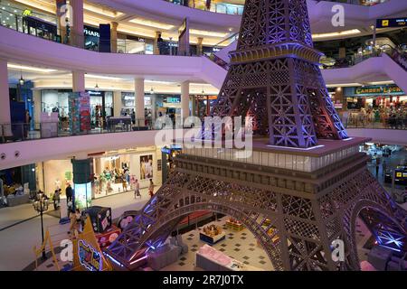 PATTAYA, THAÏLANDE - VERS AVRIL 2023 : réplique de la Tour Eiffel à l'intérieur du terminal 21 Pattaya. Banque D'Images