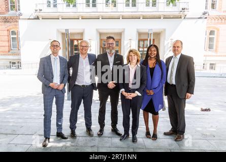 Kiel, Allemagne. 14th juin 2023. Les ministres (l-r) du gouvernement du Schleswig-Holstein Dirk Schrödter (CDU), ministre de la numérisation, Tobias Goldschmidt (Bündnis90/Grüne), ministre de l'Environnement, Claus Ruhde Madsen (CDU), ministre des Affaires économiques, Kerstin von der Decken (CDU), ministre de la Justice, Aminata Tourné (CDU) et Werner Grüne (CDU), ministre des Affaires sociales, Ministre de l'Agriculture, se tenir devant l'entrée du Parlement de l'État. (À dpa 'Günther avec Black-Green après un an dans les mers rougher') Credit: Markus Sho/dpa/Alamy Live News Banque D'Images