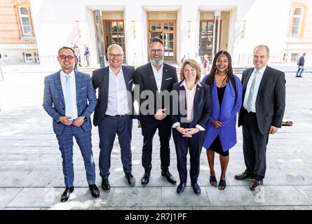 Kiel, Allemagne. 14th juin 2023. Les ministres (l-r) du gouvernement du Schleswig-Holstein Dirk Schrödter (CDU), ministre de la numérisation, Tobias Goldschmidt (Bündnis90/Grüne), ministre de l'Environnement, Claus Ruhde Madsen (CDU), ministre des Affaires économiques, Kerstin von der Decken (CDU), ministre de la Justice, Aminata Tourné (CDU) et Werner Grüne (CDU), ministre des Affaires sociales, Ministre de l'Agriculture, se tenir devant l'entrée du Parlement de l'État. Credit: Markus Scholz/dpa/Alay Live News Banque D'Images