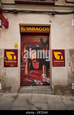 MADRID, ESPAGNE - VERS JANVIER 2020 : vue au niveau de la rue de l'image représentant l'affiche de Pulp Fiction vue à Madrid. Banque D'Images