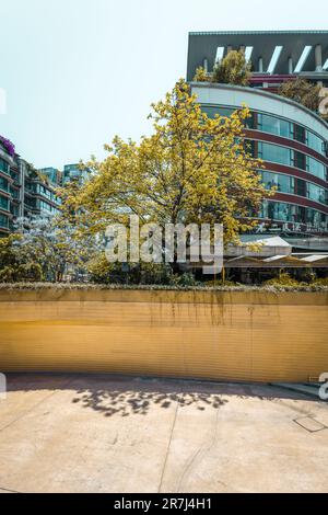 Bâtiments de la ville près du pont du couloir de Chengdu par une journée ensoleillée. Banque D'Images