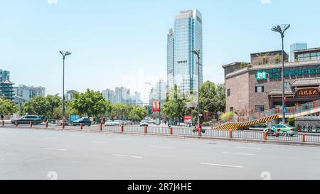 Bâtiments de la ville près du pont du couloir de Chengdu par une journée ensoleillée. Banque D'Images