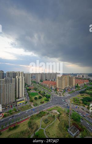 Coucher de soleil sur les bâtiments résidentiels de Chengdu. Banque D'Images