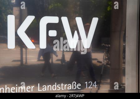 Logo de KfW (Kreditanstalt für Wiederaufbau) dans Bockenheimer Landstraße à Francfort-sur-le-main (14 juin 2023) Banque D'Images