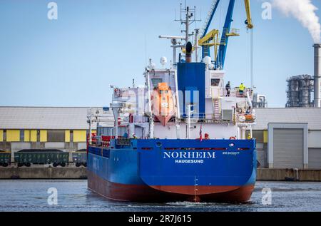 Wismar, Allemagne. 02nd juin 2023. Le cargo 'Norheim' se tourne dans le port de Wismar et se dirige vers la mer Baltique. Credit: Jens Büttner/dpa/Alay Live News Banque D'Images