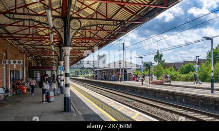 Gare, Grantham, Lincolnshire, Royaume-Uni – passagers et personnes voyageant en attendant un train à la gare pendant un après-midi ensoleillé d'été Banque D'Images