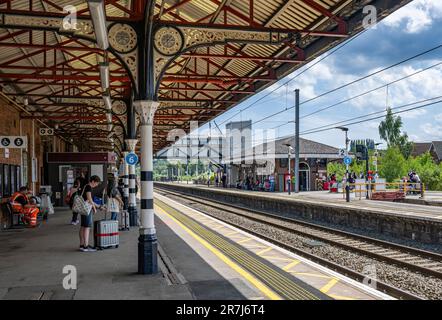 Gare, Grantham, Lincolnshire, Royaume-Uni – passagers et personnes voyageant en attendant un train à la gare pendant un après-midi ensoleillé d'été Banque D'Images