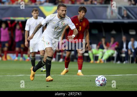 Ciro Immobile de l'Italie marque son coup de pied de pénalité lors du match de football semi-final de la Ligue des Nations de l'UEFA entre l'Espagne et l'Italie sur 15 juin 2023 à de Grolsch Veste, stade du FC Twente à Enschede, pays-Bas Banque D'Images