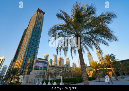 DOHA, QATAR - VERS MARS 2023 : vue de doha au niveau de la rue. Banque D'Images