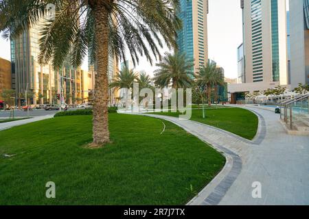 DOHA, QATAR - VERS MARS 2023 : vue de doha au niveau de la rue. Banque D'Images